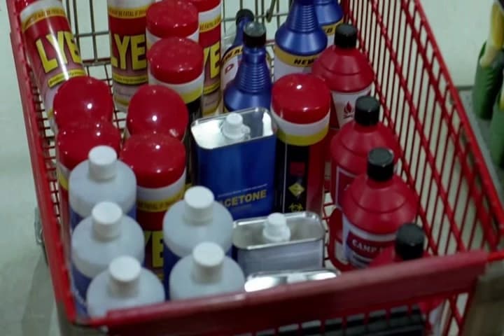 MAN 2:
Get a manager
on Checkout 4, please.