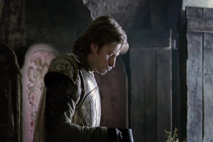 - Don't leave me alone with these people.
- I'm sorry, I've begun the feast a bit early.