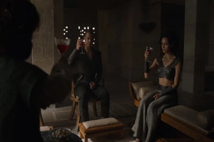 - Long may she reign.
- Long may she reign.