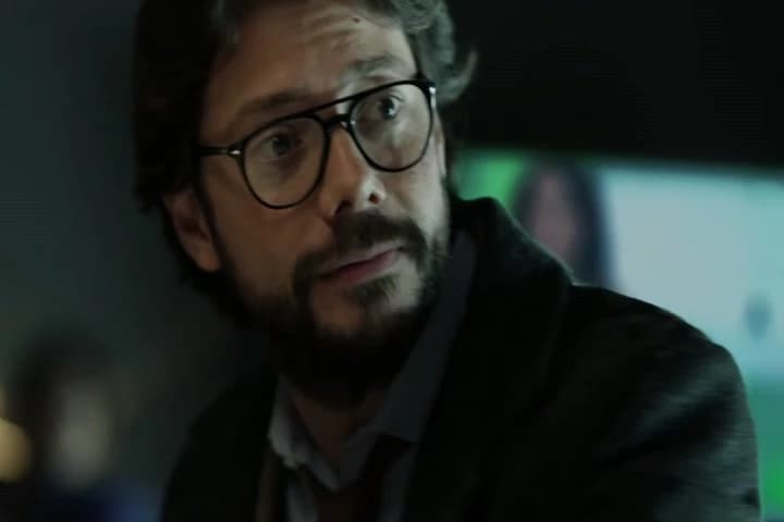 -Do you work close to here?\N-Yes, just round the corner.�