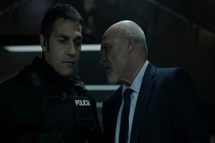 and how many robbers there are inside.�