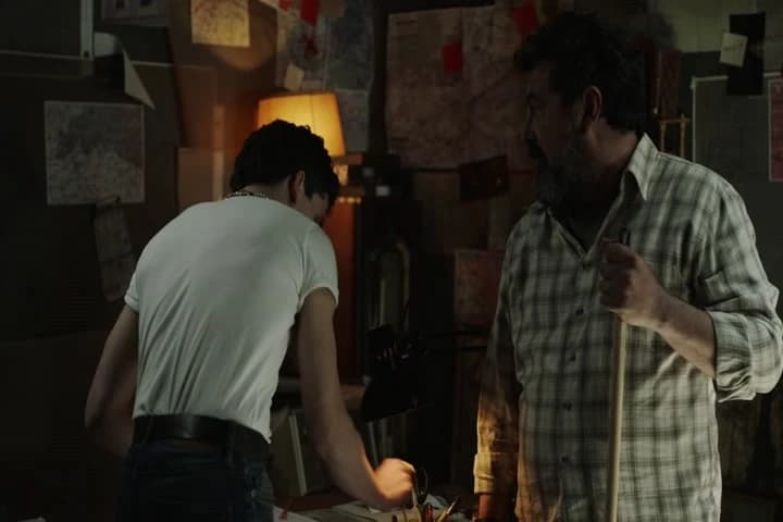 -Boy, don't you see I'm washing the floor?\N-I left my notes to study.�