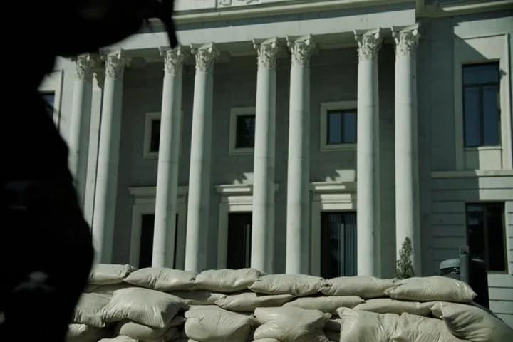 -They're opening the doors.\N-Get ready.�