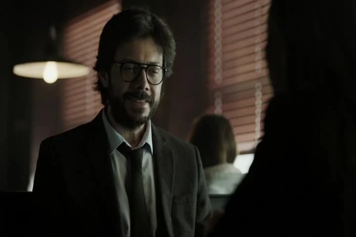 A phone always at your disposal,\Na bodyguard with glasses...�