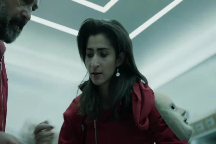 -Move away, let me do it!\N-"Then something unexpected happened.�