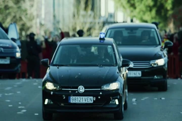 {\i1}Since the assault was aborted,{\i0}\N{\i1}many official cars have arrived,{\i0}�