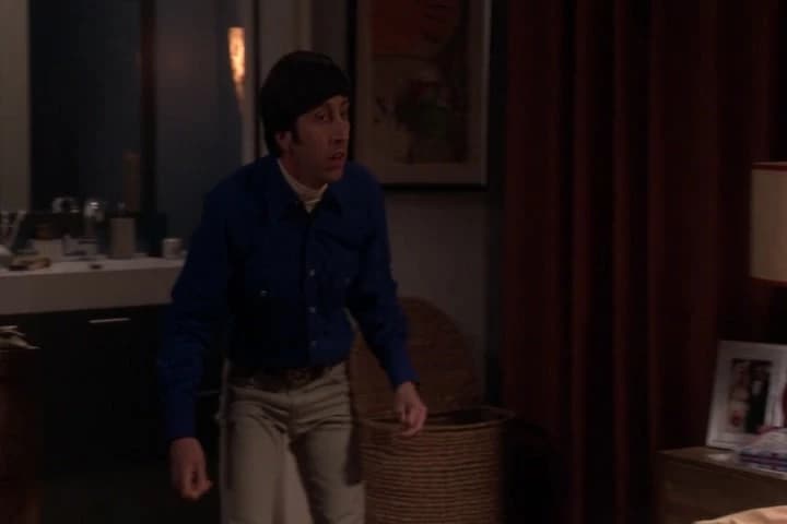 -(FOOTSTEPS)
- Oh, my God, someone's in the house.